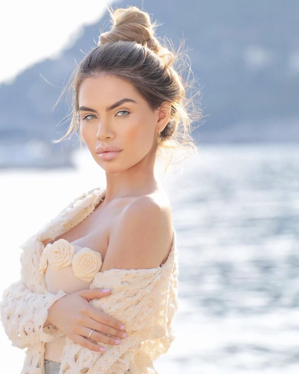 Aviana escort in London