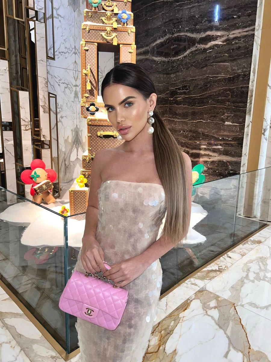 Aviana escort in London