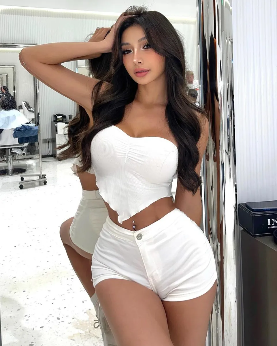 Zinnia escort in London